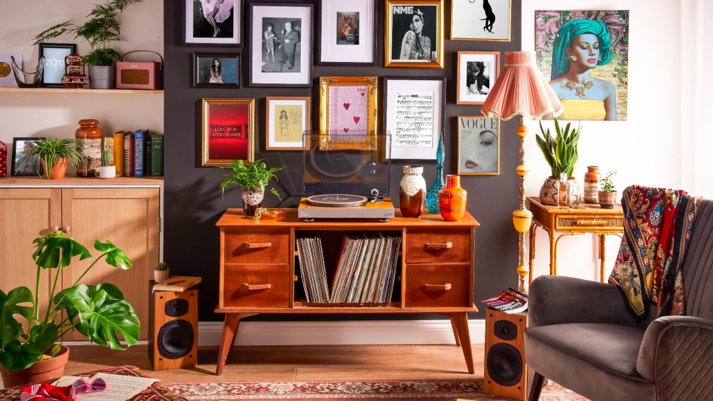 Roberts Amy Winehouse vinyl turntable in a retro living room setting